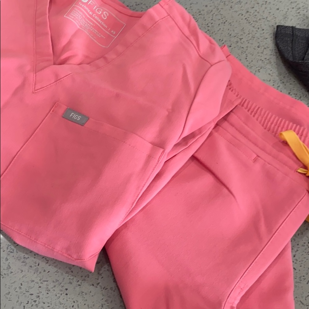 Figs srubs set neon pink xs